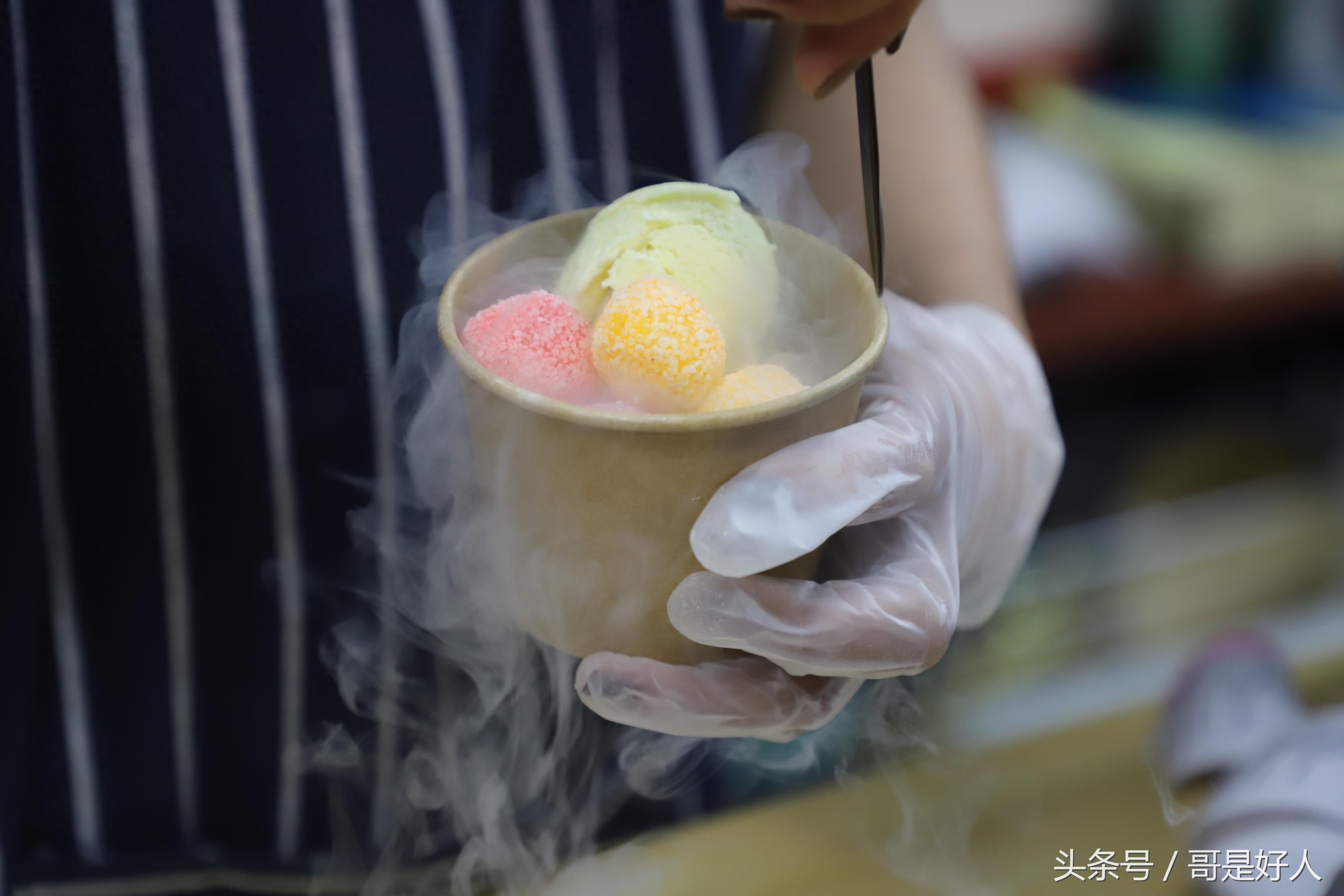 吃到嘴里会冒“烟” 15一份网红冰激凌游客排队购买