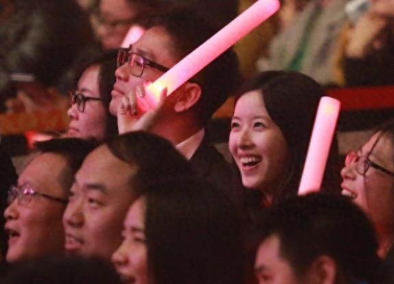 刘强东陪奶茶妹妹看演唱会，瞬间让奶茶妹妹成为行走的表情包