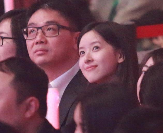 刘强东陪奶茶妹妹看演唱会，瞬间让奶茶妹妹成为行走的表情包