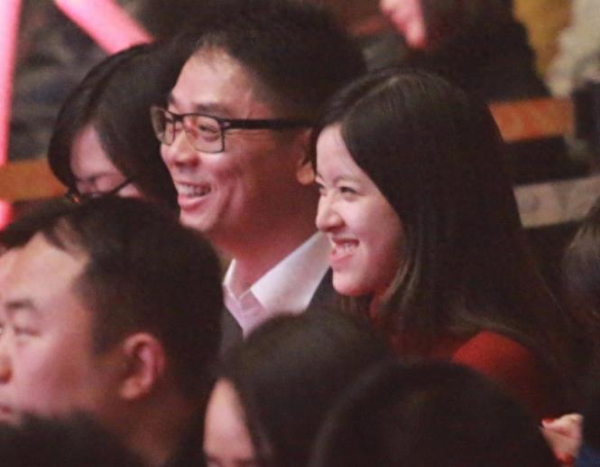 刘强东陪奶茶妹妹看演唱会，瞬间让奶茶妹妹成为行走的表情包