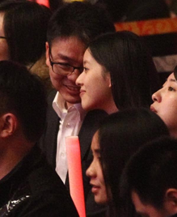 刘强东陪奶茶妹妹看演唱会，瞬间让奶茶妹妹成为行走的表情包