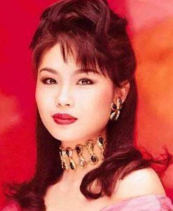 ​她是《古惑仔》“小结巴”的真实原型，身价过亿却甘愿做小三18年