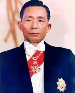 ​朴槿惠父亲-朴正熙，为啥说他是饱受争议的韩国前总统？