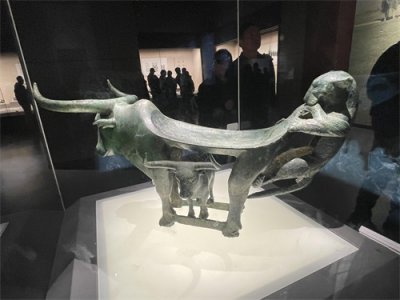 ​无私的母爱--牛虎铜案