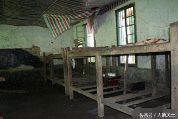 直击:农村学校的女生宿舍,真实版凿壁借光