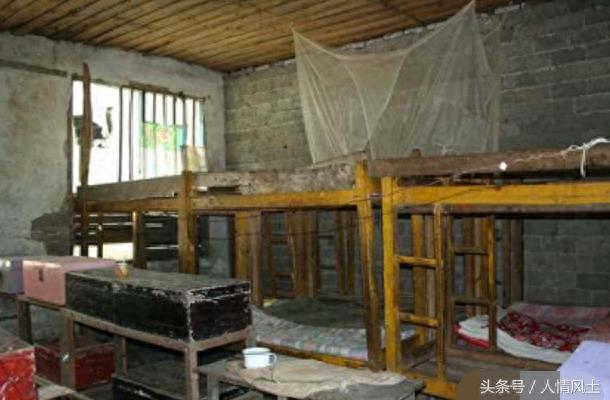 直击:农村学校的女生宿舍,真实版凿壁借光