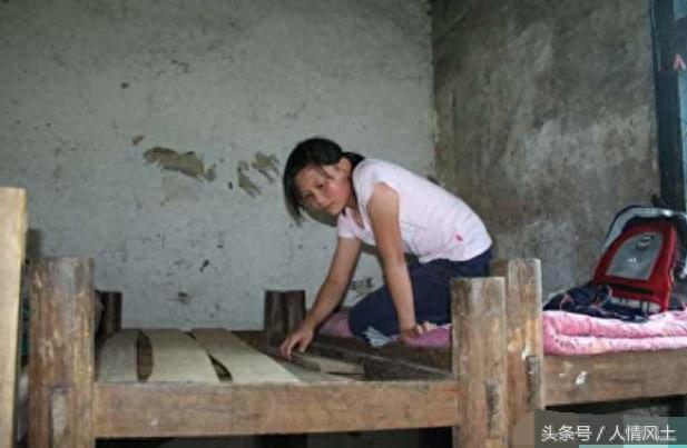 直击:农村学校的女生宿舍,真实版凿壁借光