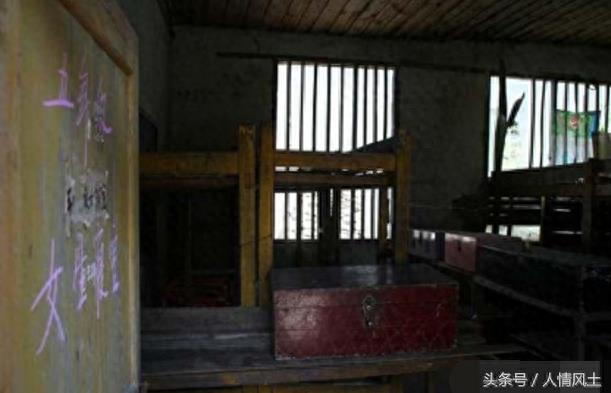 直击:农村学校的女生宿舍,真实版凿壁借光