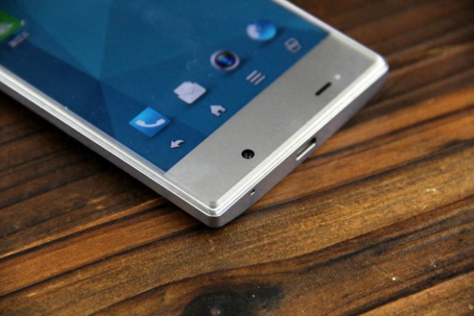 满满黑科技！最窄边框手机夏普305SH图赏