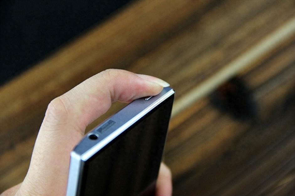 满满黑科技！最窄边框手机夏普305SH图赏