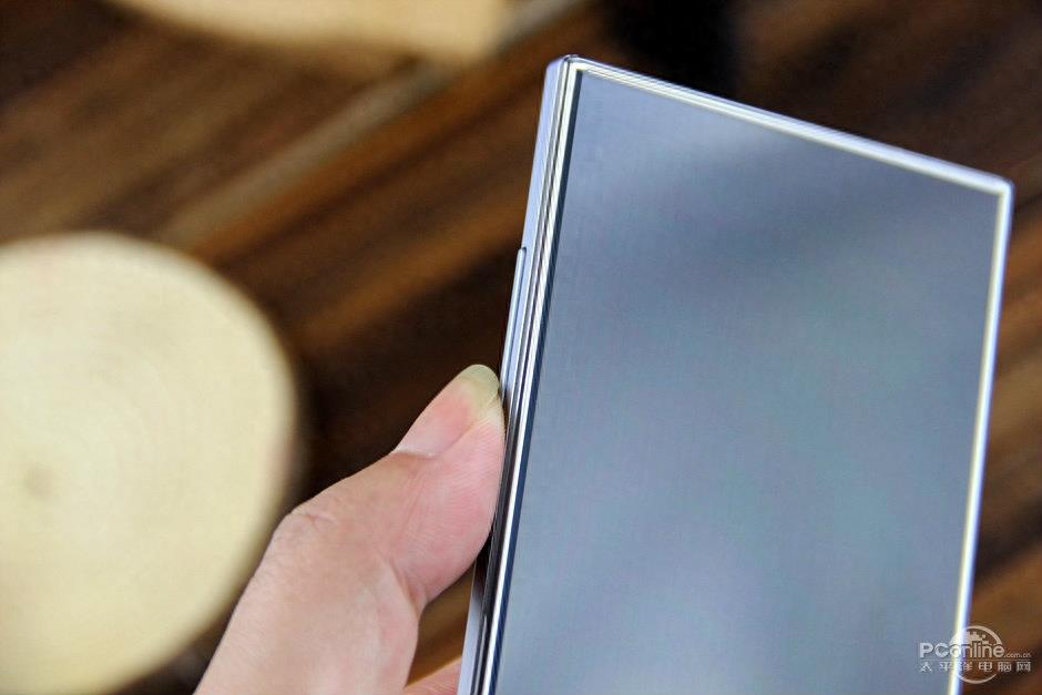 满满黑科技！最窄边框手机夏普305SH图赏