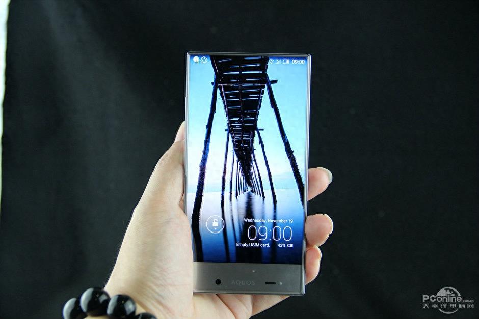 满满黑科技！最窄边框手机夏普305SH图赏