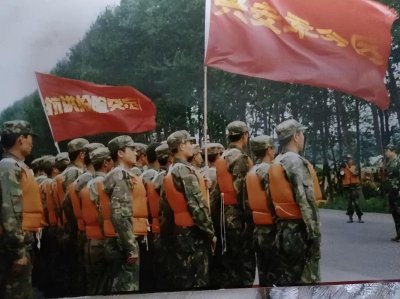 ​98年长江大堤即将溃决数十万人未撤离，连长下令全连死守30分钟