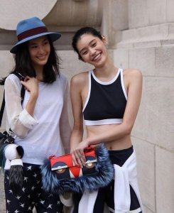 ​当秦舒培奚梦瑶两大超模同框，才知道甜美在性感面前不值一提