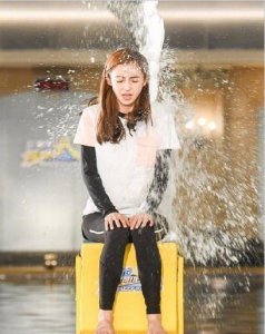 ​杨颖抠图成瘾吗？电视剧抠图，生日照片P图，连走红毯也抠图？