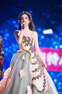 ​杨幂周笔畅携手登跨年晚会 杨幂隔空亲亲周笔畅一整个被甜到