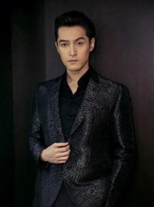 ​胡歌春晚再亮相，黑色大衣尽显绅士风度