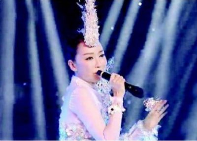 ​17岁出道，19岁上春晚，33岁沦为笑柄，萨顶顶如今怎样了？