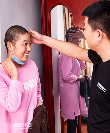 “给人看伤疤不如给人露微笑”—面对死亡，恩爱夫妻选择乐观面对