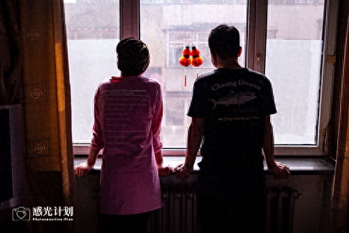 “给人看伤疤不如给人露微笑”—面对死亡，恩爱夫妻选择乐观面对