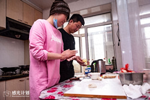 “给人看伤疤不如给人露微笑”—面对死亡，恩爱夫妻选择乐观面对