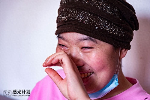 “给人看伤疤不如给人露微笑”—面对死亡，恩爱夫妻选择乐观面对