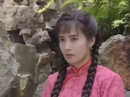 她出道就吻了刘德华,琼瑶给了她两次事业高峰,现几乎人间蒸发