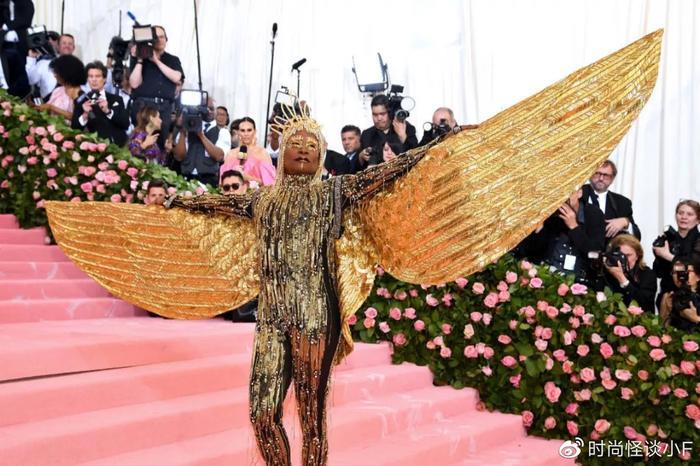 红毯上有了他的出现，女明星们可要打起十二分精神了！