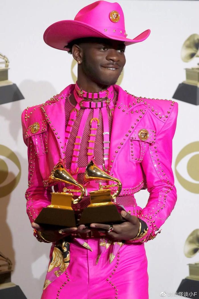 红毯上有了他的出现，女明星们可要打起十二分精神了！