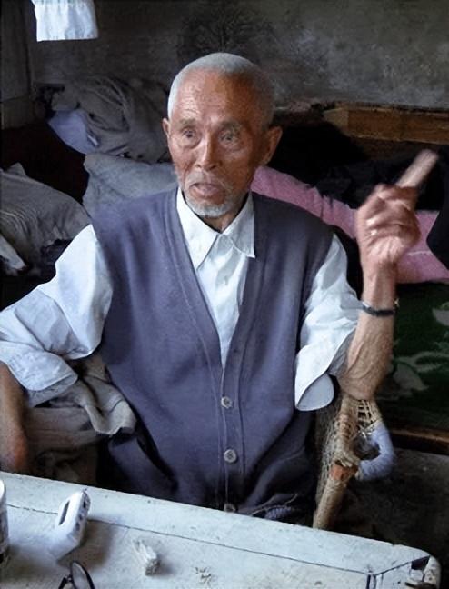 1934年营口坠龙事件的龙骨（2004年81岁老人上缴未知生物骨片）(2)