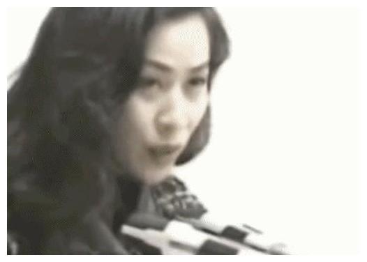 1990年4月24日凌晨，3名劫匪绑架了刘嘉玲，12年后将裸照公之于众