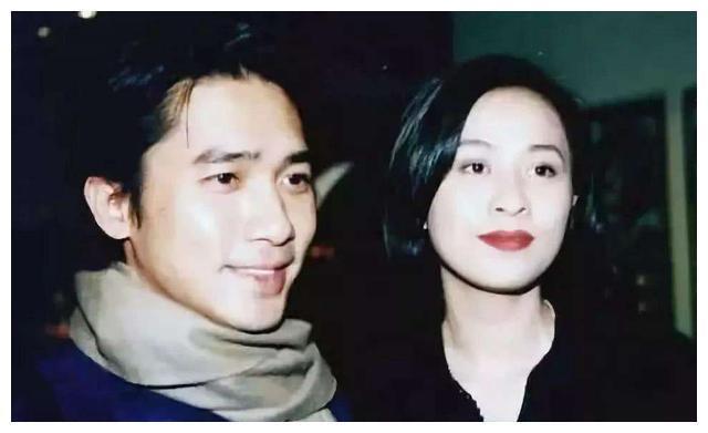 1990年4月24日凌晨，3名劫匪绑架了刘嘉玲，12年后将裸照公之于众