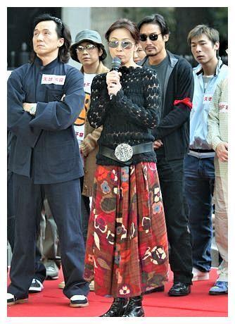 1990年4月24日凌晨，3名劫匪绑架了刘嘉玲，12年后将裸照公之于众