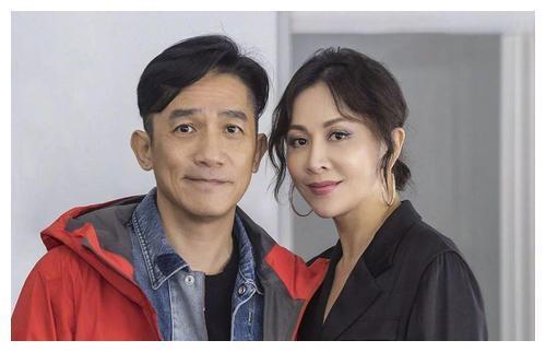 1990年4月24日凌晨，3名劫匪绑架了刘嘉玲，12年后将裸照公之于众