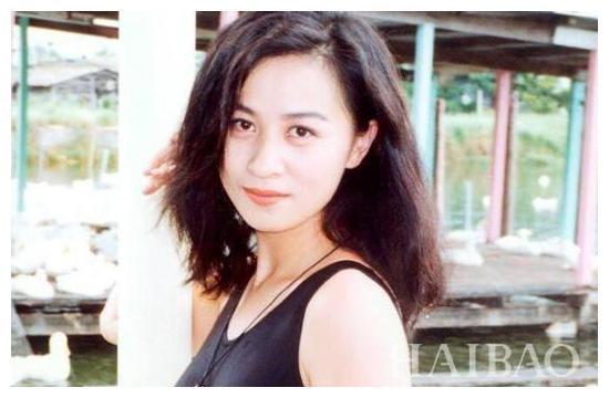 1990年4月24日凌晨，3名劫匪绑架了刘嘉玲，12年后将裸照公之于众