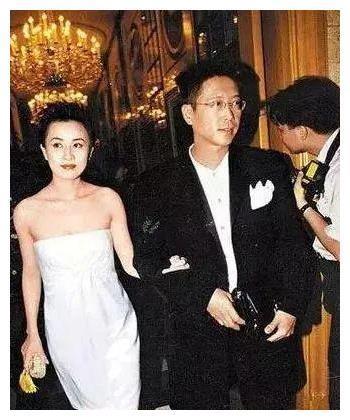 1990年4月24日凌晨，3名劫匪绑架了刘嘉玲，12年后将裸照公之于众