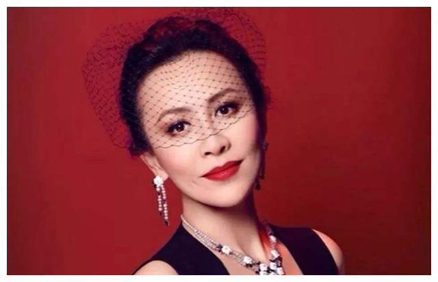 1990年4月24日凌晨，3名劫匪绑架了刘嘉玲，12年后将裸照公之于众