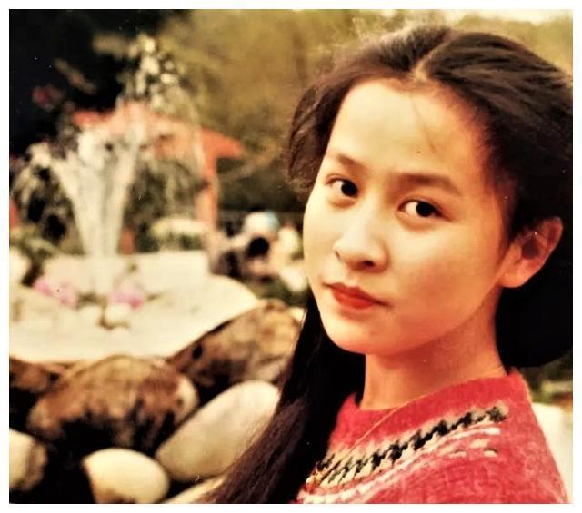 1990年4月24日凌晨，3名劫匪绑架了刘嘉玲，12年后将裸照公之于众