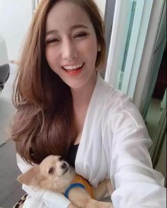 ​资深舔狗，在线狂舔：你朋友圈的照片好性感啊！