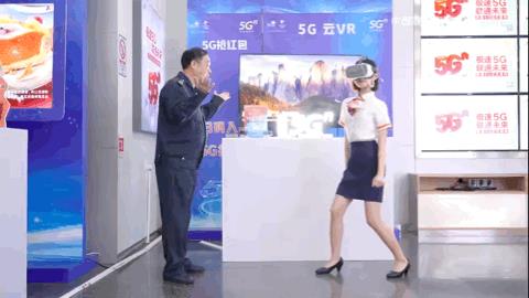 她穿着黑丝，在抖音教400万老司机学科目一6