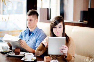 ​女朋友和我聊天很冷淡 女朋友突然开始不粘我