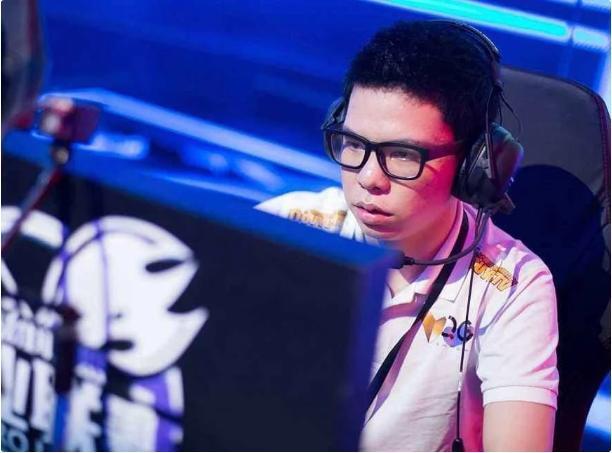 绝地求生：4AM爱射佳怡重新连接，吃鸡战队去打英雄联盟也不差