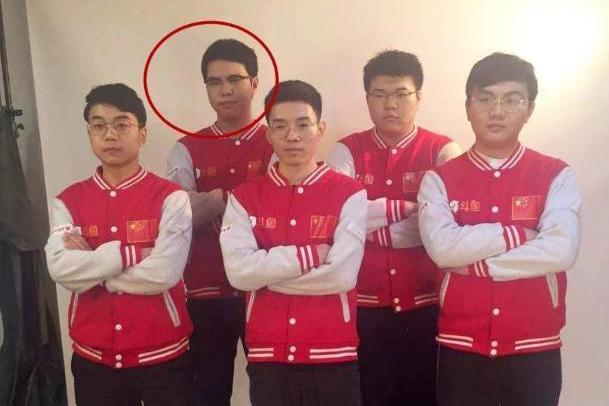 绝地求生：4AM爱射佳怡重新连接，吃鸡战队去打英雄联盟也不差