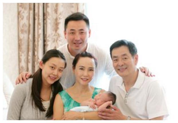 64岁濮存昕全家近况：妻子身材丰满容颜不老！