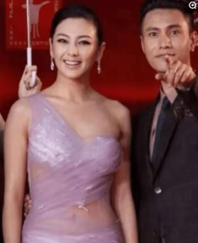 张雨绮穿衣最失算一次，全程迈不开腿，网友：这是把保鲜膜裹身上