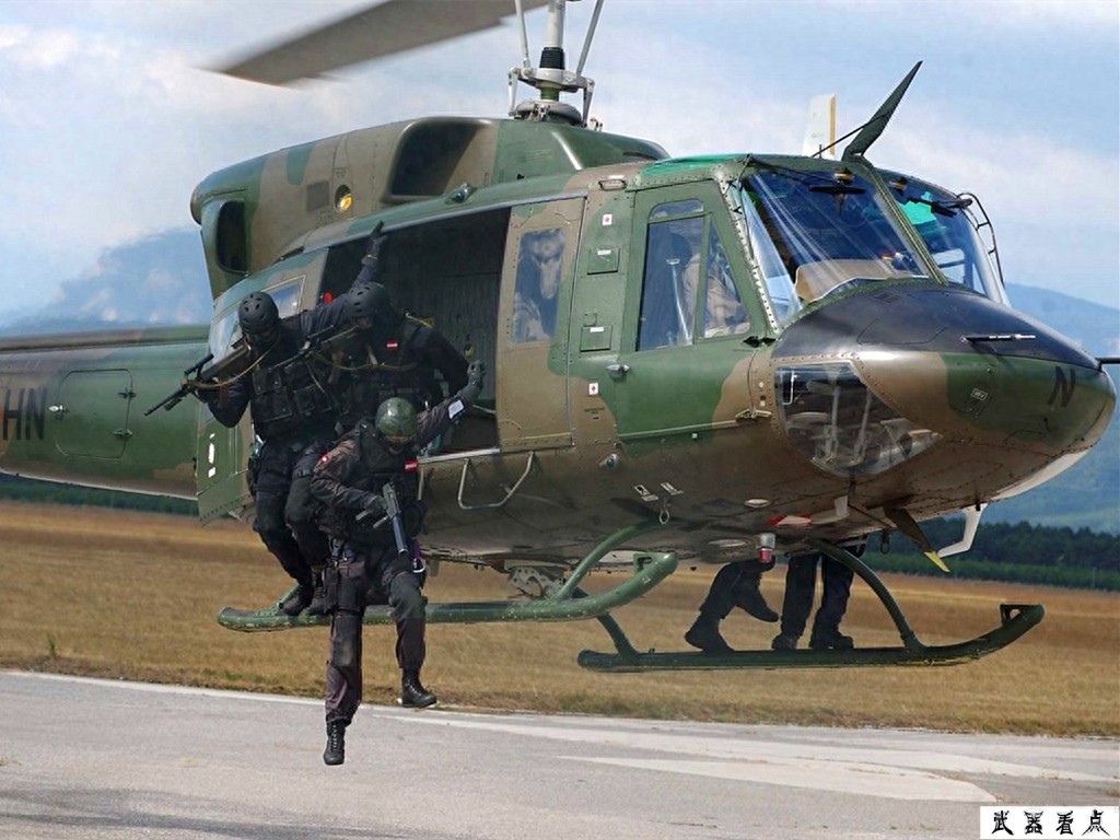 奥地利斯太尔TMP冲锋枪，结构不同于传统的冲锋枪